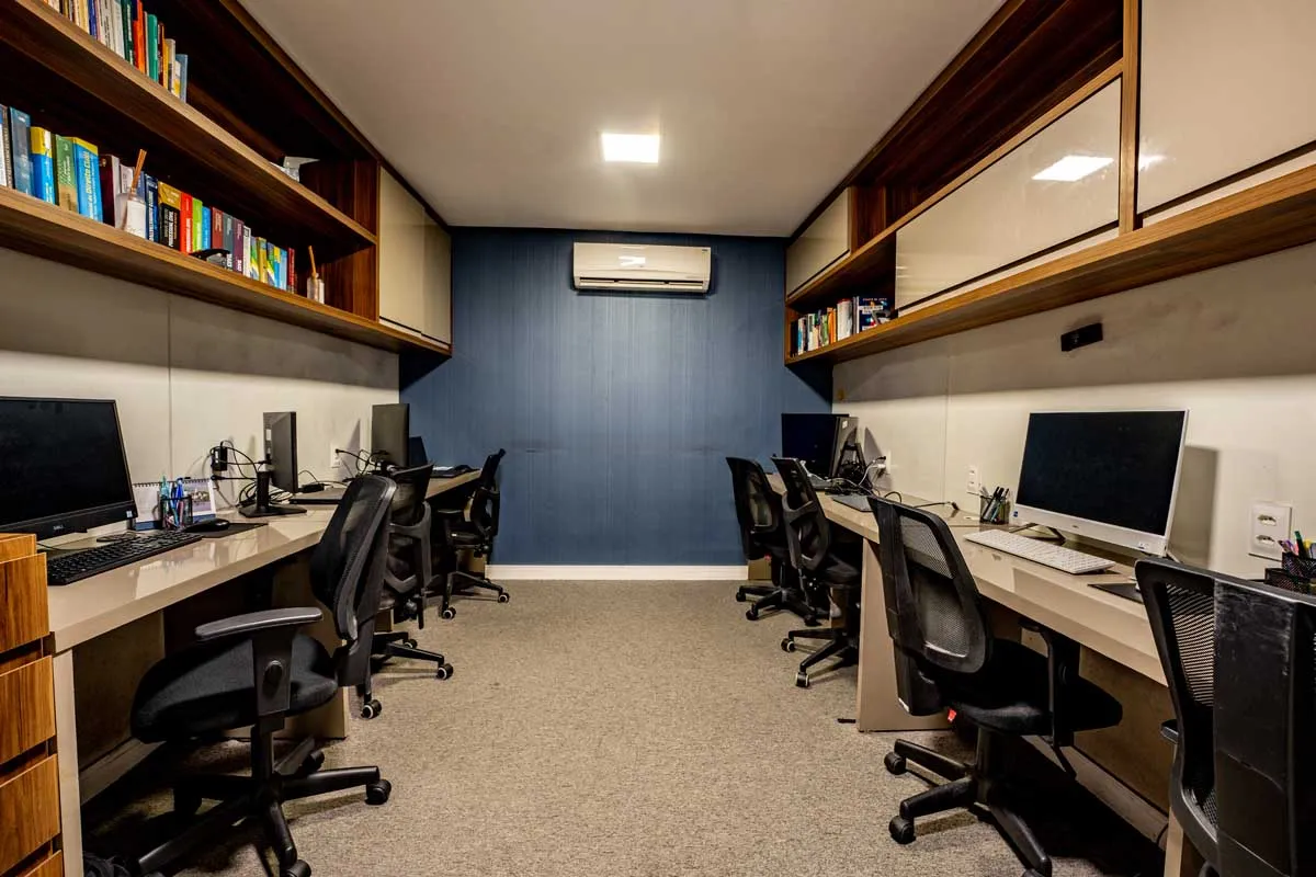 Escritório J. Magalhães — Ambiente de Trabalho